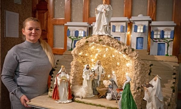 Талановита ужгородська майстриня, художниця Марина КОВАЧ зробила нашому театру неймовірний подарунок! Талановита ужгородська майстриня, художниця Марина КОВАЧ зробила нашому театру неймовірний подарунок!
